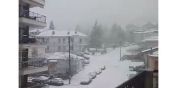 Πυκνή χιονόπτωση κατά διαστήματα μέσα στην Φλώρινα (video)