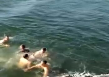 Θεοφάνεια στην Καστοριά: Βούτηξαν για το σταυρό στα παγωμένα νερά της λίμνης – VIDEO