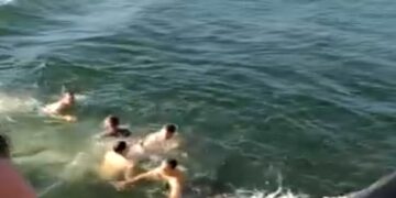 Θεοφάνεια στην Καστοριά: Βούτηξαν για το σταυρό στα παγωμένα νερά της λίμνης – VIDEO