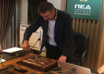 Έκοψαν την καθιερωμένη βασιλόπιτα στην ΠΕΔ Δ. Μακεδονίας – Τυχερός ο αντιδήμαρχος Φλώρινας με το φλουρί να “κρύβει” 2.000 ευρώ για τον δήμο! (VIDEO)