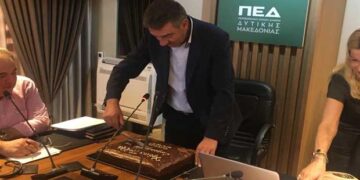 Έκοψαν την καθιερωμένη βασιλόπιτα στην ΠΕΔ Δ. Μακεδονίας – Τυχερός ο αντιδήμαρχος Φλώρινας με το φλουρί να “κρύβει” 2.000 ευρώ για τον δήμο! (VIDEO)