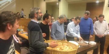 Η κοπή βασιλόπιτας στο δημοτικό συμβούλιο Κοζάνης – Ποιοι κέρδισαν το φλουρί