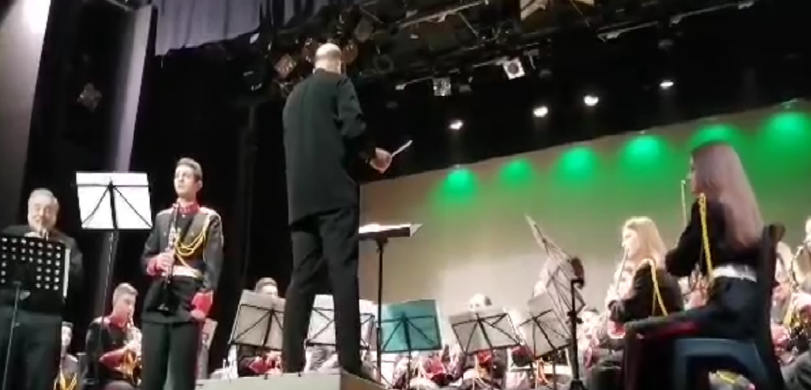 «Μάγεψε» το κοινό η Φιλαρμονική του Δήμου Κοζάνης «Πανδώρα»: Μοναδική μουσική συνεργασία με τον παγκοσμίου φήμης τρομπετίστα Vince Di Martino