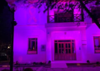 Ροζ φωταγωγήθηκε το κτίριο της βιβλιοθήκης στην Πτολεμαΐδα με αφορμή την Παγκόσμια ημέρα κατά του καρκίνου του Μαστού