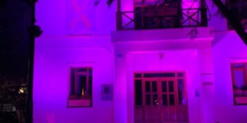 Ροζ φωταγωγήθηκε το κτίριο της βιβλιοθήκης στην Πτολεμαΐδα με αφορμή την Παγκόσμια ημέρα κατά του καρκίνου του Μαστού