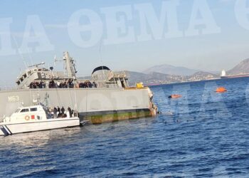 Βυθίζεται το «Καλλιστώ» του Πολεμικού Ναυτικού στον Πειραιά – Πλοίο του έκοψε την πρύμνη