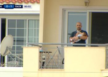 Επικό σκηνικό στο ΑΕΚ-ΠΑΟΚ Κ19: Τάιζε το μωρό στο μπαλκόνι κι έβλεπε το παιχνίδι (pic)