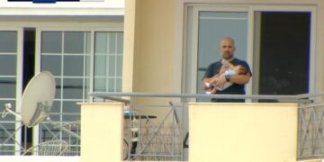 Επικό σκηνικό στο ΑΕΚ-ΠΑΟΚ Κ19: Τάιζε το μωρό στο μπαλκόνι κι έβλεπε το παιχνίδι (pic)