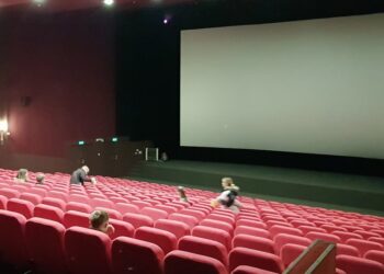 To Δημόσιο θα αγοράζει τις κενές θέσεις σε θέατρα, σινεμά και… ΚΤΕΛ!