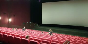 To Δημόσιο θα αγοράζει τις κενές θέσεις σε θέατρα, σινεμά και… ΚΤΕΛ!