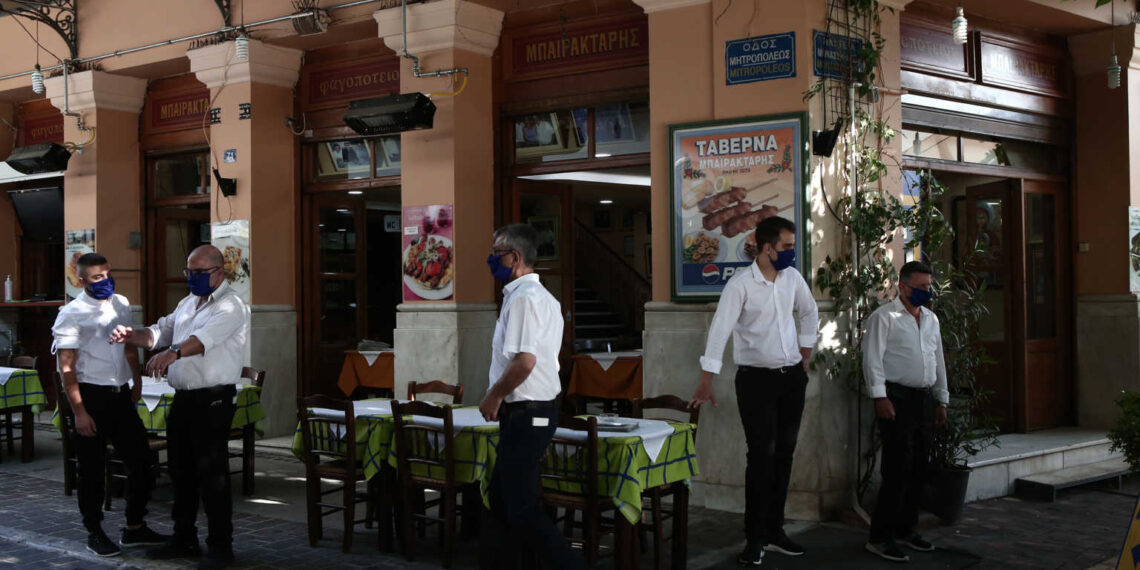 Πέτσας: «Όχι νέα μέτρα και ανοικτά εστιατόρια έως τη 1 π.μ.»
