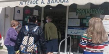 Ουρές στα φαρμακεία της Πτολεμαΐδας για το αντιγριπικό εμβόλιο – Τι λένε οι πολίτες (VIDEO)