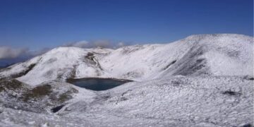 Χιόνια: Έπεσαν τα πρώτα χιόνια σε Γράμμο – Λίμνη Γκιστόβα