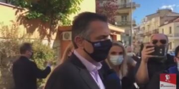 Κασαπίδης: Γιατί ξέφυγε η κατάσταση – Έκκληση στους Δυτικομακεδόνες να αποφεύγουν τις μετακινήσεις – “Επιπλέον βοήθειες για να ανακουφιστούν οι επαγγελματίες” – “Δεν άφησα αιχμές για την Αστυνομία” – Τι είπε για “αθέμιτο ανταγωνισμό” στην αγορά και στις μετακινήσεις επιβατών (VIDEO)