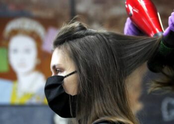 Σωματείο Κομμωτών -Κουρέων Πτολεμαΐδας: “Ο δεύτερος εγκλεισμός θέτει θέμα επιβίωσης-Γενναίες αποζημιώσεις αν η πολιτεία δεν μας επιστρέψει να επιστρέψουμε στα καταστήματά μας”