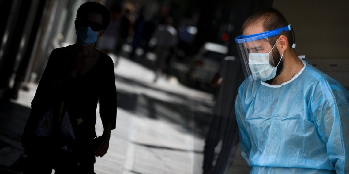 Κορονοϊός: «Φονικός» μήνας ο Οκτώβρης με 137 νεκρούς – «Χτυπά» νέους και καπνιστές