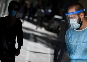 Κορονοϊός: «Φονικός» μήνας ο Οκτώβρης με 137 νεκρούς – «Χτυπά» νέους και καπνιστές