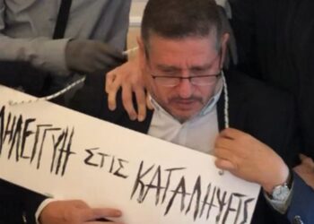 Φωτογραφία – σοκ: Κουκουλοφόροι πέρασαν ταμπέλα στο λαιμό του πρύτανη της ΑΣΟΕΕ