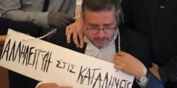 Φωτογραφία – σοκ: Κουκουλοφόροι πέρασαν ταμπέλα στο λαιμό του πρύτανη της ΑΣΟΕΕ