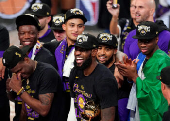 Κώστας Αντετοκούνμπο: Ο πρώτος Ελληνας πρωταθλητής στο NBA -Στην απονομή με τις σημαίες της Ελλάδας και της Νιγηρίας