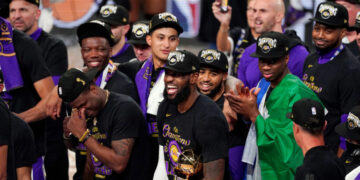 Κώστας Αντετοκούνμπο: Ο πρώτος Ελληνας πρωταθλητής στο NBA -Στην απονομή με τις σημαίες της Ελλάδας και της Νιγηρίας