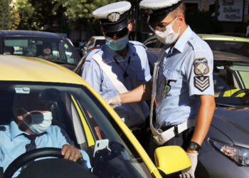 Μάσκα στο αυτοκίνητο: Βροχή τα πρόστιμα -Προσοχή, δεν αρκεί μόνο η χρήση, αλλά και να τη φοράμε σωστά