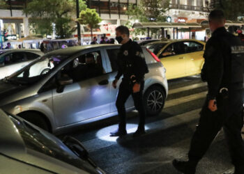 Μάσκα στο αυτοκίνητο: Πότε είναι υποχρεωτική η χρήση της