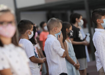 Mask Break: Τι είναι το διάλειμμα μάσκας που ζητεί το υπουργείο Παιδείας για τους μαθητές στα σχολεία