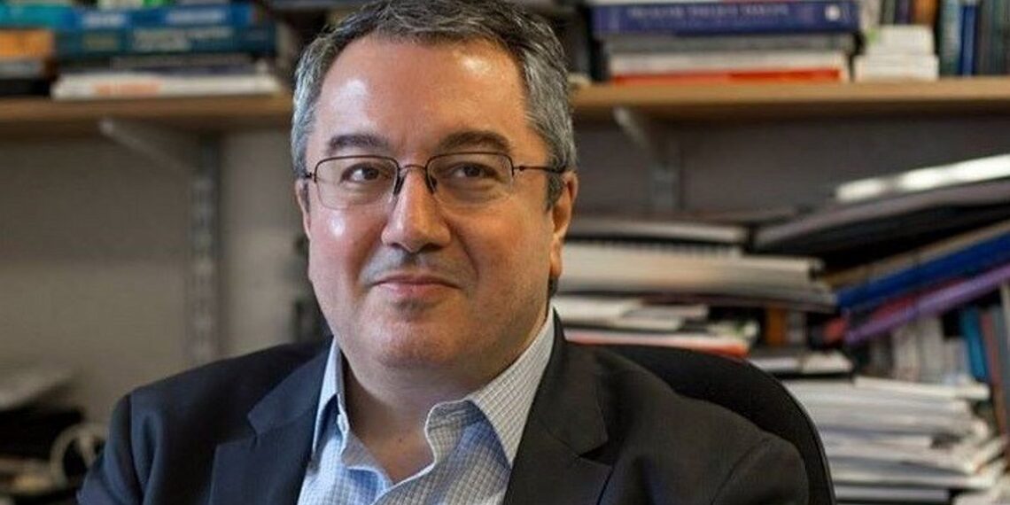 Ηλίας Μόσιαλος: Έστειλε μήνυμα για τον κορωνοϊό με τον μύθο του λύκου και των προβάτων
