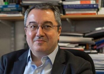 Ηλίας Μόσιαλος: Έστειλε μήνυμα για τον κορωνοϊό με τον μύθο του λύκου και των προβάτων