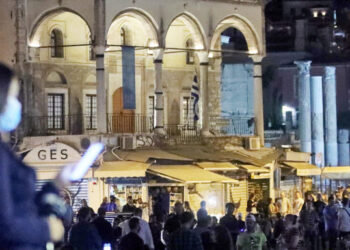 Σε συναγερμό για τα μέτρα η ΕΛ.ΑΣ. -Το σχέδιο «ακορντεόν» με αστυνομικούς στις πλατείες για να σταματήσει ο συνωστισμός