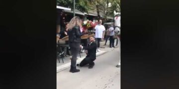 Πτολεμαΐδα: Η ξεχωριστή πρόταση γάμου του Κώστα στη Μένη, με άμαξα! (VIDEO)