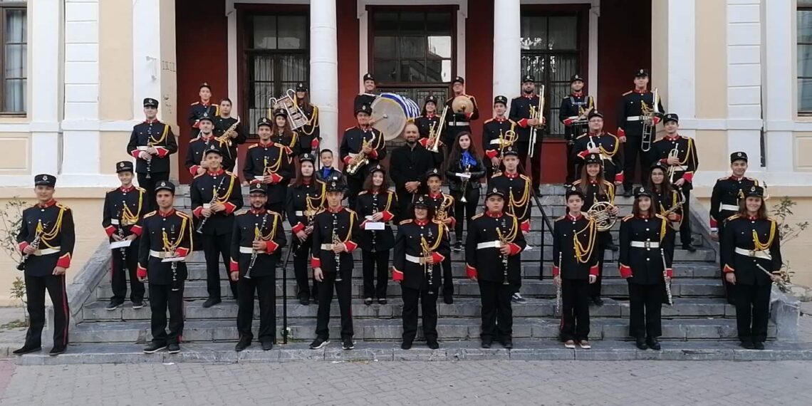 Η Φιλαρμονική ορχήστρα του Δήμου Κοζάνης “Πανδώρα” παιανίζει στους δρόμους της πόλης τιμώντας την 108η επέτειο απελευθέρωσης. Δείτε το βίντεο