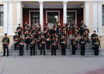 Η Φιλαρμονική ορχήστρα του Δήμου Κοζάνης “Πανδώρα” παιανίζει στους δρόμους της πόλης τιμώντας την 108η επέτειο απελευθέρωσης.  Δείτε το βίντεο