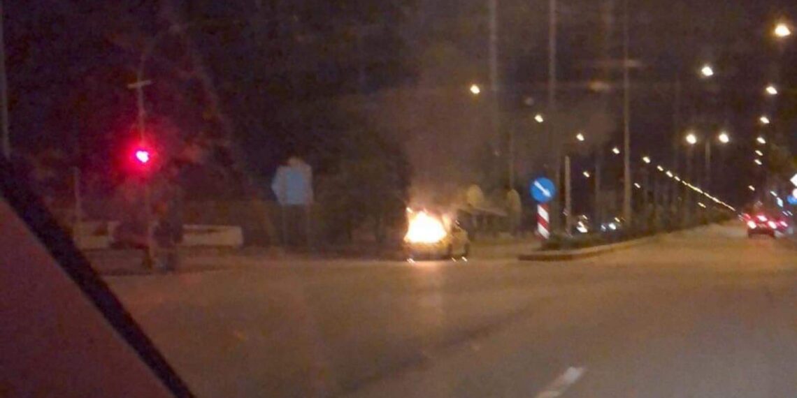 Φλεγόμενο αυτοκίνητο στην είσοδο της Πτολεμαΐδας το βράδυ της Τρίτης (ΦΩΤΟ αναγνώστη)