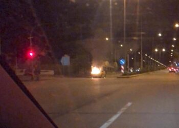 Φλεγόμενο αυτοκίνητο στην είσοδο της Πτολεμαΐδας το βράδυ της Τρίτης (ΦΩΤΟ αναγνώστη)