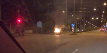 Φλεγόμενο αυτοκίνητο στην είσοδο της Πτολεμαΐδας το βράδυ της Τρίτης (ΦΩΤΟ αναγνώστη)