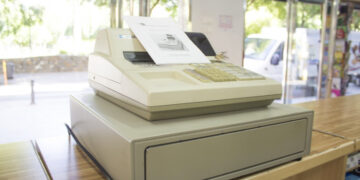 Τι θα γίνει με την προθεσμία της 31ης Οκτωβρίου για την αναβάθμιση των ταμειακών μηχανών στα εμπορικά καταστήματα;