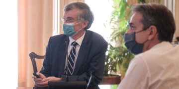 Tηλεδιάσκεψη του Πρωθυπουργού με τους 13 Περιφερειάρχες της χώρας -Μητσοτάκης: “Σας χρειαζόμαστε όλους συμμάχους” – Πρώτοι σε κρούσματα οι 18-24 ετών – Σκέψη για την 4η κατηγορία να μείνει ανοιχτό το λιανεμπόριο