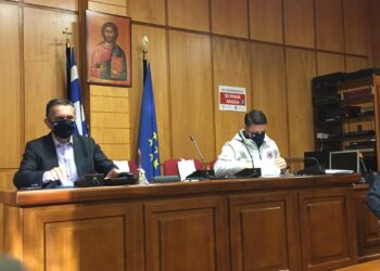 O Nίκος Χαρδαλιάς ανέφερε ονομαστικά καφέ-μπαρ της Κοζάνης στα οποία υπήρχαν κρούσματα – Το πάρτι στο Χρώμιο με 70 άτομα που “έδωσε” 11 κρούσματα – Πώς οι συρροές της Πέλλας επηρέασαν την Κοζάνη – “Τελικά δεν την πλήρωσε η Πέλλα με την αύξηση των κρουσμάτων και την πλήρωσε η Κοζάνη”-Τι είπε για ένα γάμο και δυο κηδείες