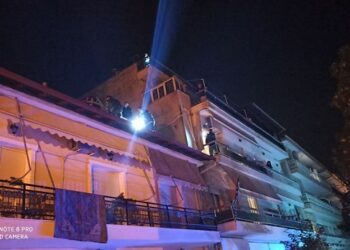 Εκτός κινδύνου στο Μποδοσάκειο ο 18χρονος που έπεσε από μπαλκόνι σε σκεπή σπιτιού στην Πτολεμαϊδα – Πώς έγινε το απίστευτο ατύχημα