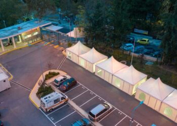 Κορωνοϊός: Γιατί έστησαν σκηνές έξω από το ΑΧΕΠΑ και το Ιπποκράτειο