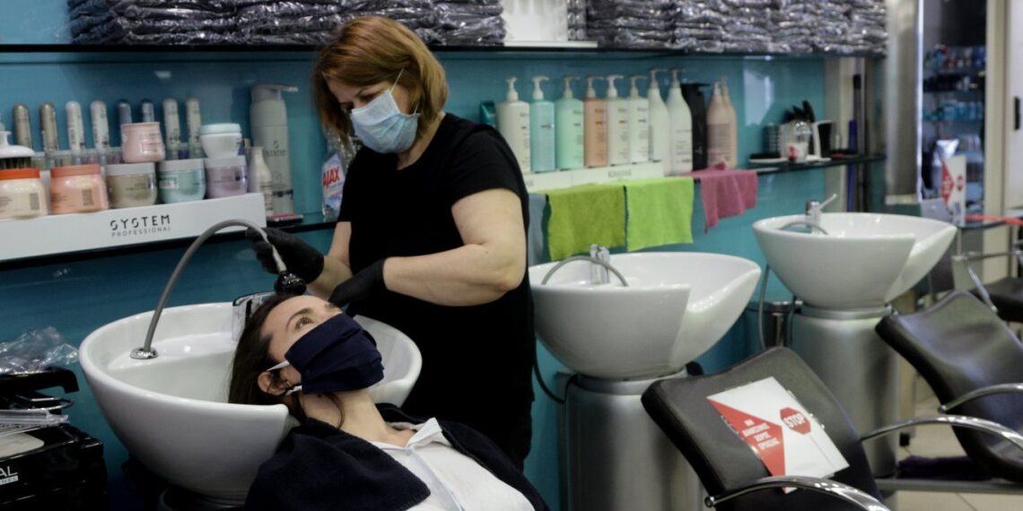 Ο κωδικός στο SMS για τη μετάβαση σε κομμωτήρια και κουρεία