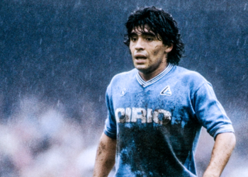 Μαραντόνα: Όταν ο «Θεός» ντρίμπλαρε στις λάσπες για να εγχειριστεί ένα άρρωστο παιδί