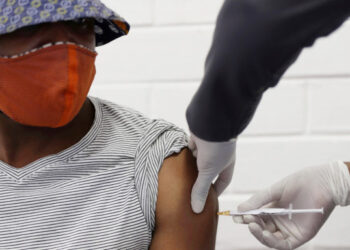 Και άλλα καλά νέα: Ασφαλές και αποτελεσματικό και το εμβόλιο της Οξφόρδης