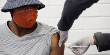 Και άλλα καλά νέα: Ασφαλές και αποτελεσματικό και το εμβόλιο της Οξφόρδης