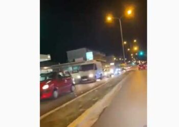 Απίστευτη κίνηση λίγες ώρες πριν το Lockdown και στην είσοδο της Κοζάνης – Εικόνες που θυμίζουν παραμονή Χριστουγέννων -Βίντεο