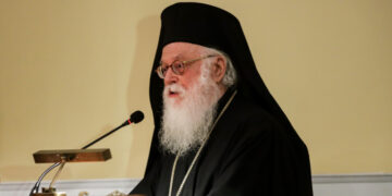 Κέρδισε τη μάχη με τον κορωνοϊό ο Αρχιεπίσκοπος Αλβανίας Αναστάσιος -Παίρνει εξιτήριο από τον «Ευαγγελισμό»