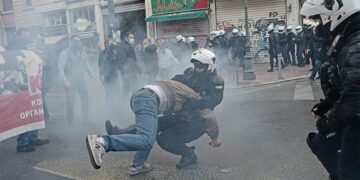 Επεισόδια στην Πανεπιστημίου με μέλη του ΚΚΕ που έκαναν δεύτερη συγκέντρωση