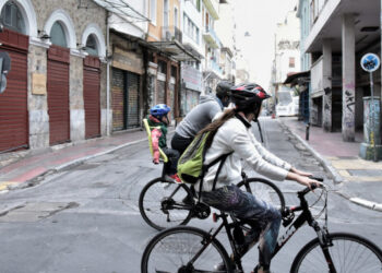 Ο πρύτανης Δημόπουλος εξηγεί ποια μέτρα πρέπει να τηρούμε αφού κάνουμε το εμβόλιο του κορωνοϊού